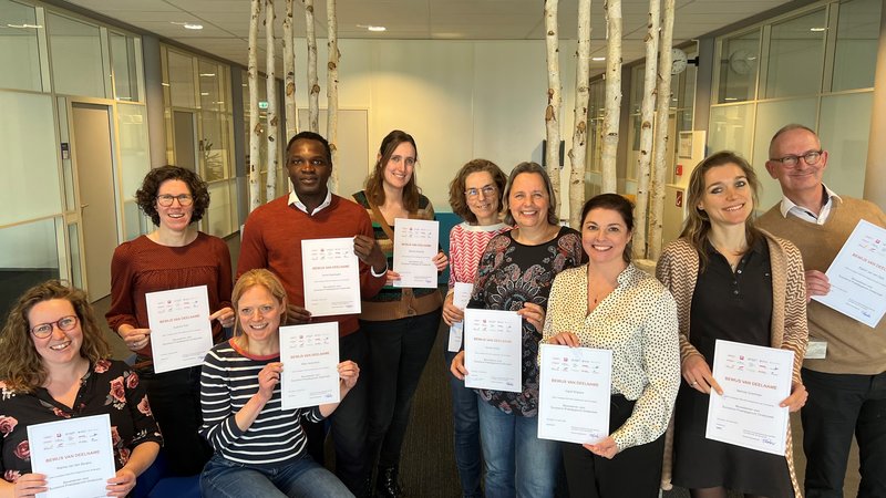 Deelnemers aan de 16e groep Leergang Bouwstenen succesvol praktijkgericht onderzoek ontvangen certificaat van deelname