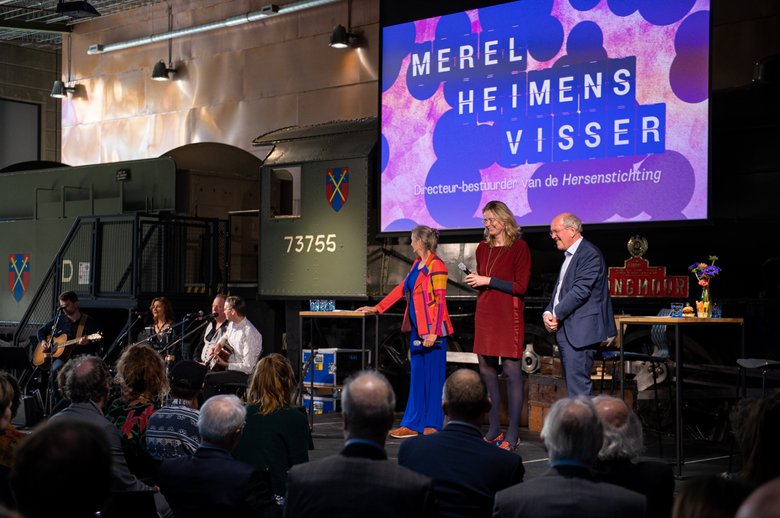 Dagvoorzitter Judith de Bruijn, Merel Heimens Visser (directeur-bestuurder van de Hersenstichting) en Richard Slotman luisteren naar Polyphonics, de band van oud-collega Marcel Kleijn